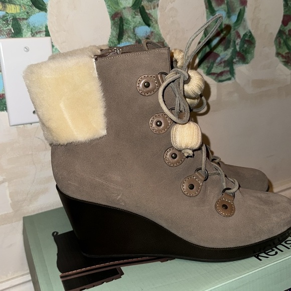 BRAND NEW WINTER BOOTS NEVER WORN PLS BUYYYY - Picture 3 of 5